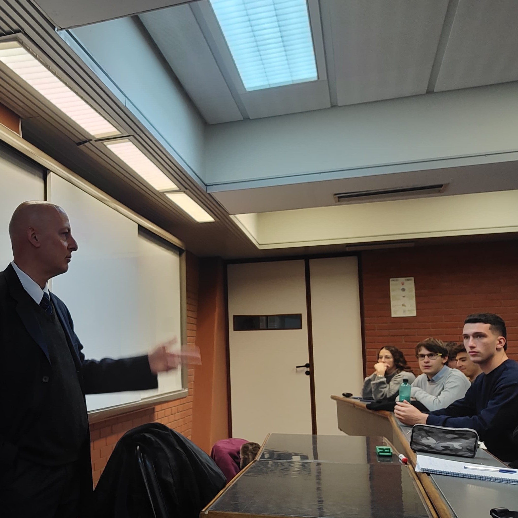 Charla “El conflicto Rusia–Ucrania: el uso de tecnología en el poder militar actual” en la Universidad de Belgrano.